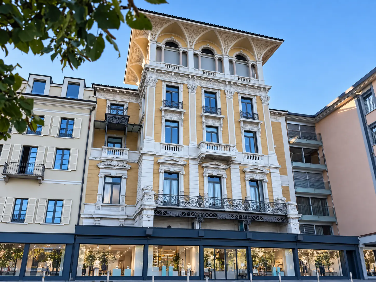 Historische Stadtfassade im Tessin Historische Fassade in einer Tessiner Innenstadt