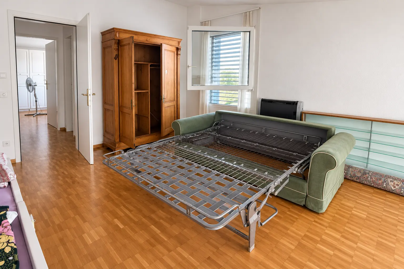 Möbel und Hausrat vor dem Abtransport im Tessin Wohnzimmer mit Sofa und Schrank während einer Wohnungsräumung im Tessin